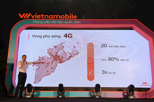“Người đàn bà thép” của Vietnamobile ngồi xe mui trần quảng bá 4G trên đường phố miền Nam - ảnh 2