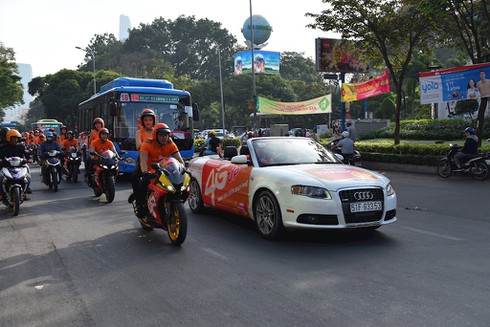 “Người đàn bà thép” của Vietnamobile ngồi xe mui trần quảng bá 4G trên đường phố miền Nam - ảnh 4