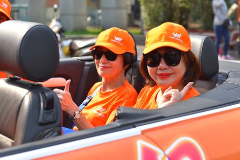“Người đàn bà thép” của Vietnamobile ngồi xe mui trần quảng bá 4G trên đường phố miền Nam - ảnh 1