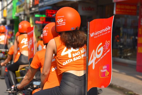 “Người đàn bà thép” của Vietnamobile ngồi xe mui trần quảng bá 4G trên đường phố miền Nam - ảnh 3