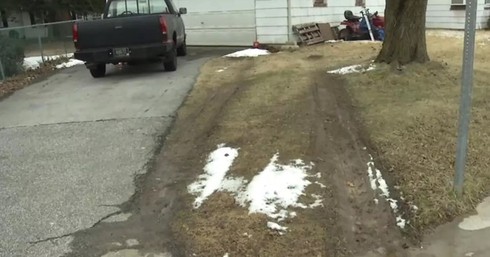 Ngu trong oto, bi trom lay mat xe ma khong biet hinh anh 1