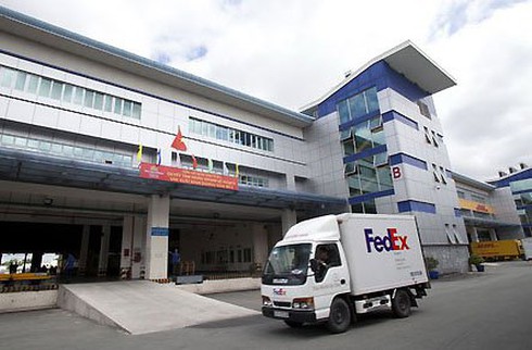 “Vạch mặt” hàng lậu lợi dụng hãng chuyển phát nhanh DHL, Fedex tuồn vào Việt Nam - ảnh 1