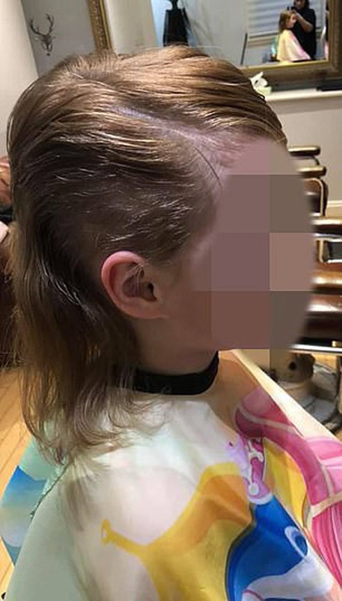 Một bé gái 5 tuổi bị tẩy não, tự cắt tóc mình vì nằng nặc nghe theo lời video độc hại trên YouTube - Ảnh 1.
