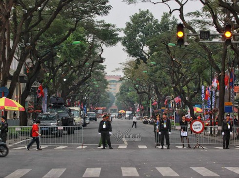 Vệ sĩ chon von trên nóc khách sạn Melia bảo vệ ông Kim Jong-un