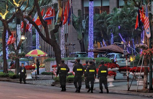 Vệ sĩ chon von trên nóc khách sạn Melia bảo vệ ông Kim Jong-un