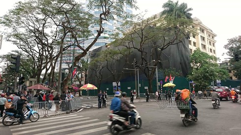 Vệ sĩ chon von trên nóc khách sạn Melia bảo vệ ông Kim Jong-un