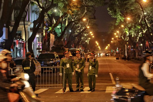 Vệ sĩ chon von trên nóc khách sạn Melia bảo vệ ông Kim Jong-un