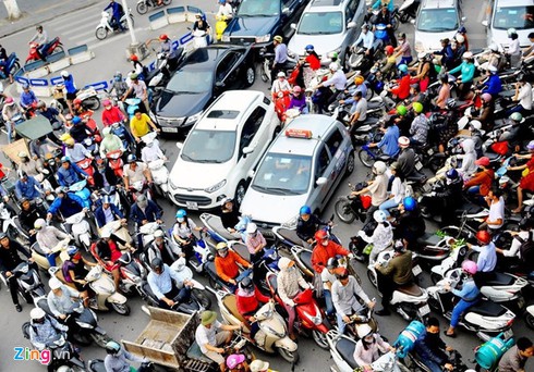 'Cam xe may, sao khong cam ca oto?' hinh anh 1