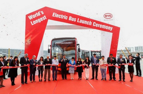 Mẫu xe buýt điện dài nhất thế giới chở được 250 khách/chuyến - ảnh 1