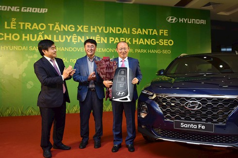 Tập đoàn Thành Công tặng xe Hyundai Santa Fe cho ông Park Hang Seo - ảnh 1