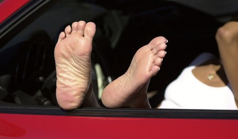 Những loại giầy dép cực nguy hiểm dùng khi lái xe