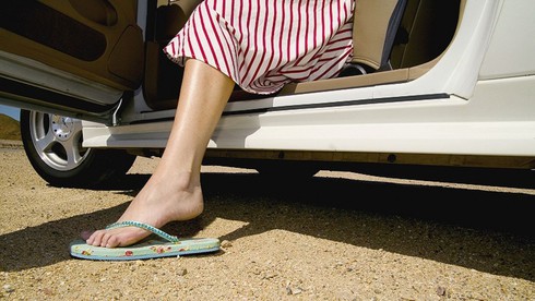 Những loại giầy dép cực nguy hiểm dùng khi lái xe