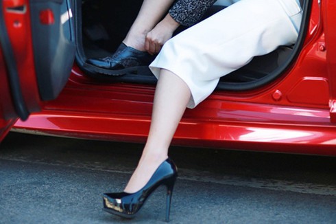 Những loại giầy dép cực nguy hiểm dùng khi lái xe
