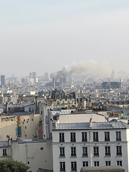 Nhà thờ Đức Bà lửa ngút trời, 'xé toạc trái tim nước Pháp'