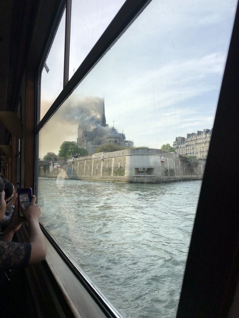 Nhà thờ Đức Bà lửa ngút trời, 'xé toạc trái tim nước Pháp'