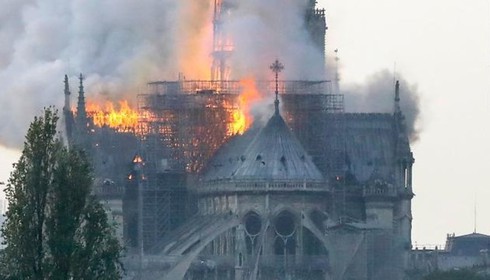 Nhà thờ Đức Bà lửa ngút trời, 'xé toạc trái tim nước Pháp'