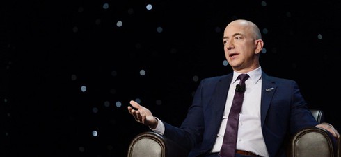 Trong 15 phut, ty phu Jeff Bezos kiem so tien mot nguoi My lam ca doi hinh anh 8