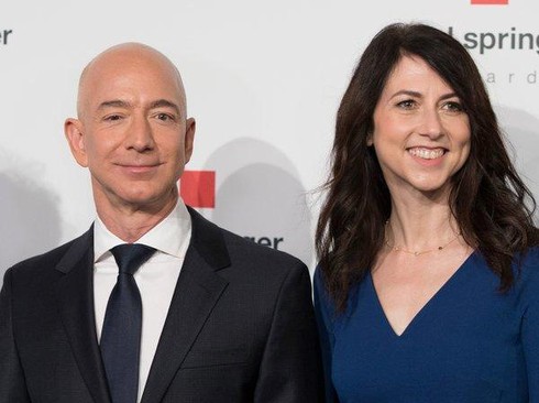 Trong 15 phut, ty phu Jeff Bezos kiem so tien mot nguoi My lam ca doi hinh anh 3