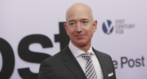 Trong 15 phut, ty phu Jeff Bezos kiem so tien mot nguoi My lam ca doi hinh anh 2