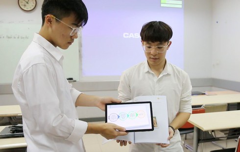 “Choáng” với cách học văn thời 4.0: Chơi game 3D, quét mã code | Học sinh FPT học văn bằng công nghệ 3D, “quét” sách ra kiến thức | Học sinh lớp 11 biến “Người lái đò sông Đà” thành game 3D | Áp dụng điều này vào tiết học, đảm bảo học sinh mê môn Văn