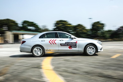 Trải nghiệm lái 30 chiếc xe Mercedes-Benz trên đường băng sân bay Gia Lâm - ảnh 3