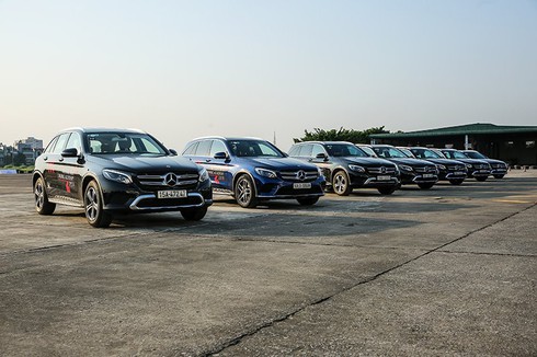 Trải nghiệm lái 30 chiếc xe Mercedes-Benz trên đường băng sân bay Gia Lâm - ảnh 2