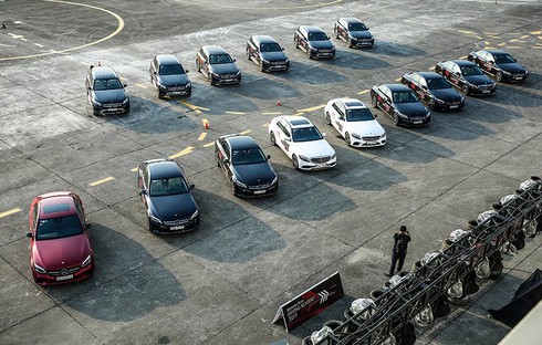 Trải nghiệm lái 30 chiếc xe Mercedes-Benz trên đường băng sân bay Gia Lâm - ảnh 1