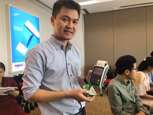 Chuyển đổi sang thẻ chip nội địa: Thanh toán hoàn toàn không dùng tiền mặt - ảnh 1