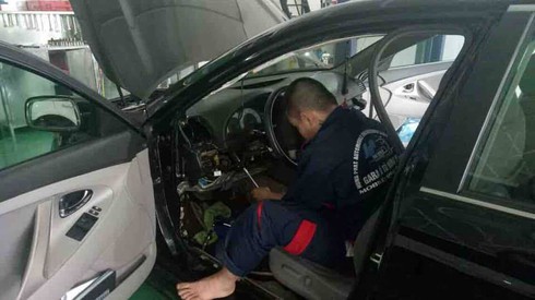 Nắng gắt, khách khốn khổ chờ sửa xe, garace bội thu trăm triệu/ngày