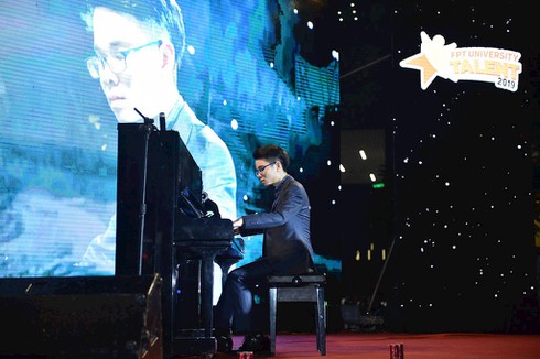 Nêu thông điệp “cứu trái đất”, nữ sinh Hà Nội giành Quán quân cuộc thi tài năng ĐH FPT