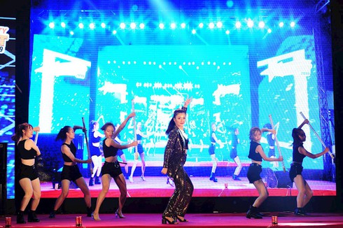 Nêu thông điệp “cứu trái đất”, nữ sinh Hà Nội giành Quán quân cuộc thi tài năng ĐH FPT