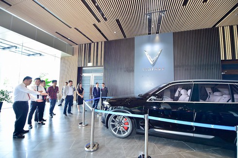 VinFast giao bộ đôi xe Lux, khách hàng lần đầu được