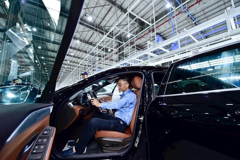 VinFast giao bộ đôi xe Lux, khách hàng lần đầu được