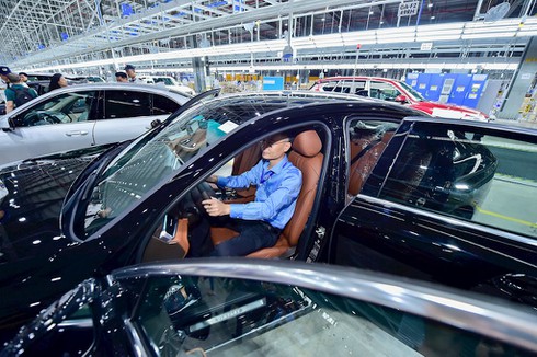 VinFast giao bộ đôi xe Lux, khách hàng lần đầu được