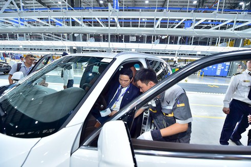 VinFast giao bộ đôi xe Lux, khách hàng lần đầu được