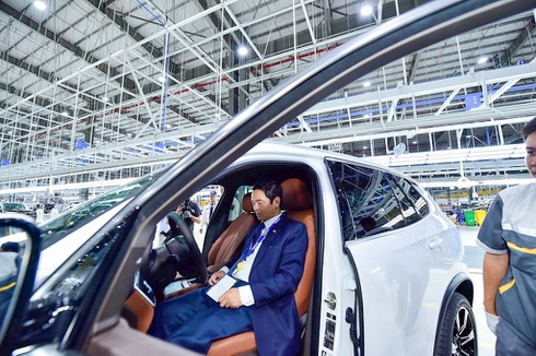 VinFast giao bộ đôi xe Lux, khách hàng lần đầu được