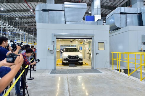 VinFast giao bộ đôi xe Lux, khách hàng lần đầu được