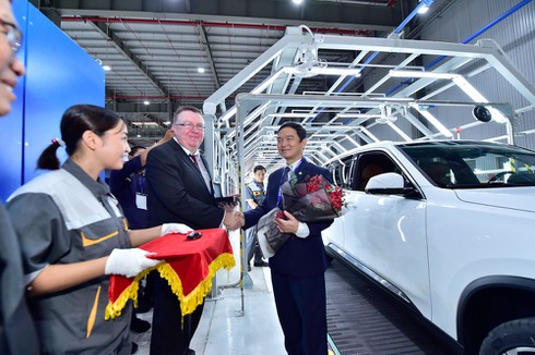 VinFast giao bộ đôi xe Lux, khách hàng lần đầu được