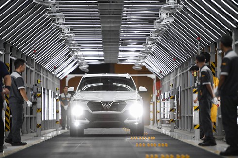 VinFast giao bộ đôi xe Lux, khách hàng lần đầu được