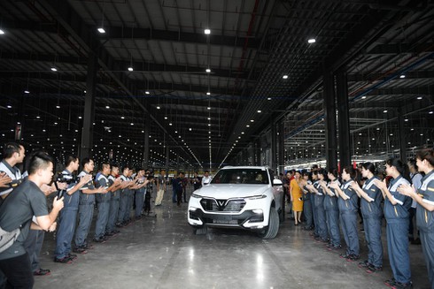 VinFast giao bộ đôi xe Lux, khách hàng lần đầu được