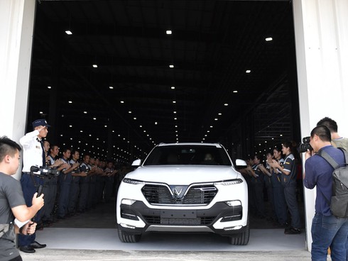 VinFast giao bộ đôi xe Lux, khách hàng lần đầu được