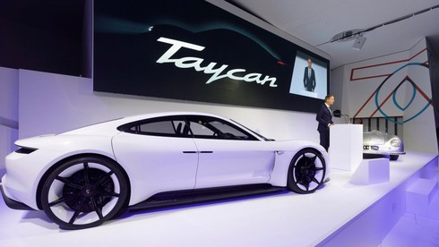 Porsche Taycan - xe thể thao chạy điện sẽ chính thức trình làng vào cuối năm nay - ảnh 1
