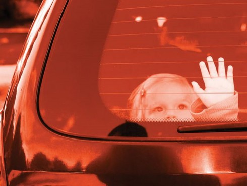 Dạy ngay cho trẻ những kỹ năng này để thoát hiểm khi bị bỏ quên trên xe ô tô - ảnh 1