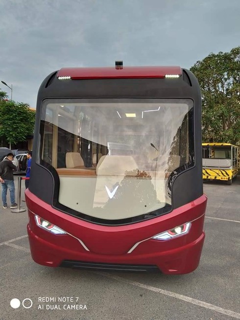 Xe buýt điện VinFast lần đầu lộ diện - ảnh 1