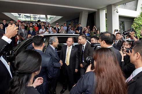 Thủ tướng Malaysia Mahathir Mohamad khen xe ô tô Vinfast thiết kế đẹp, chạy êm - ảnh 10