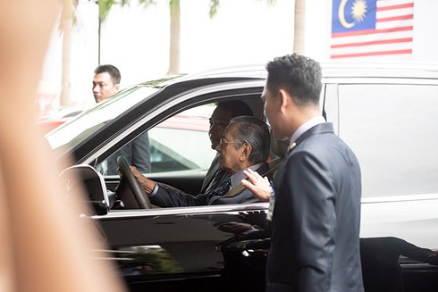 Thủ tướng Malaysia Mahathir Mohamad khen xe ô tô Vinfast thiết kế đẹp, chạy êm - ảnh 3