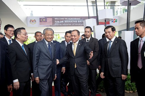 Thủ tướng Malaysia Mahathir Mohamad khen xe ô tô Vinfast thiết kế đẹp, chạy êm - ảnh 1