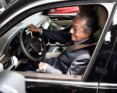 Thủ tướng Malaysia Mahathir Mohamad khen xe ô tô Vinfast thiết kế đẹp, chạy êm - ảnh 4