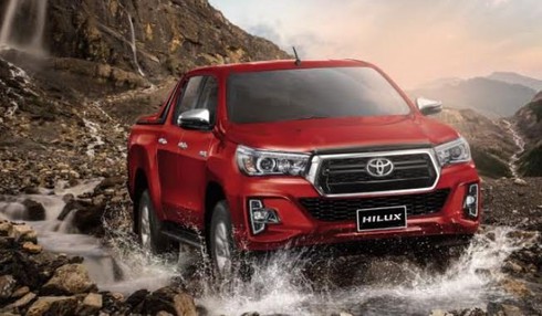 Xe bán tải Toyota Hilux giảm giá còn 622 triệu đồng - ảnh 1