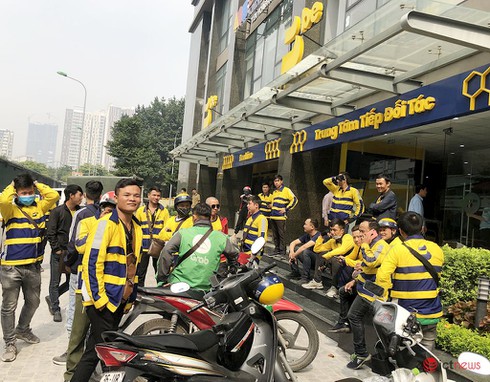 Giảm mức thưởng, tài xế be tắt ứng dụng, kéo đến trụ sở đình công - ảnh 1